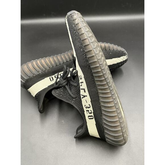 Size 10.5 - adidas Yeezy Boost 350 V2 Low Oreo (USED) - Picture 1 of 14